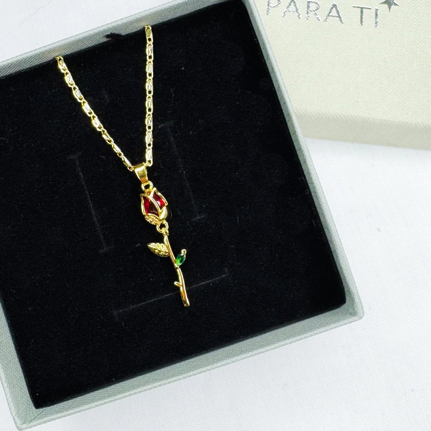 Collar Clavel Rojo Oro